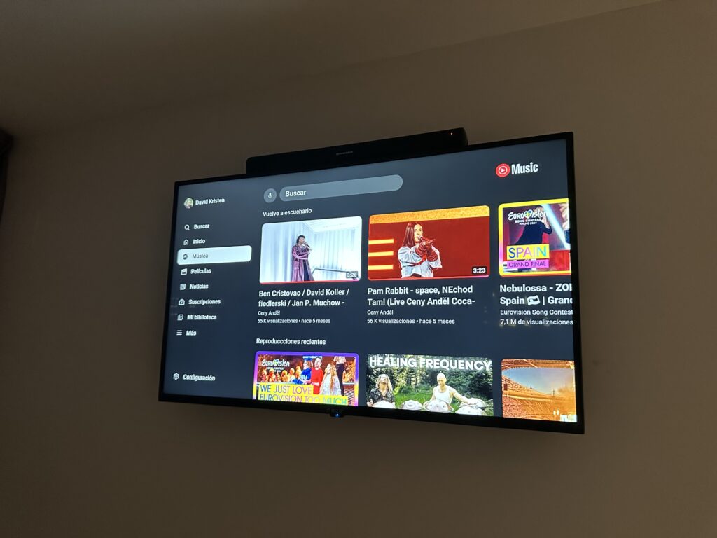 Smart TV na stěně v ložnici