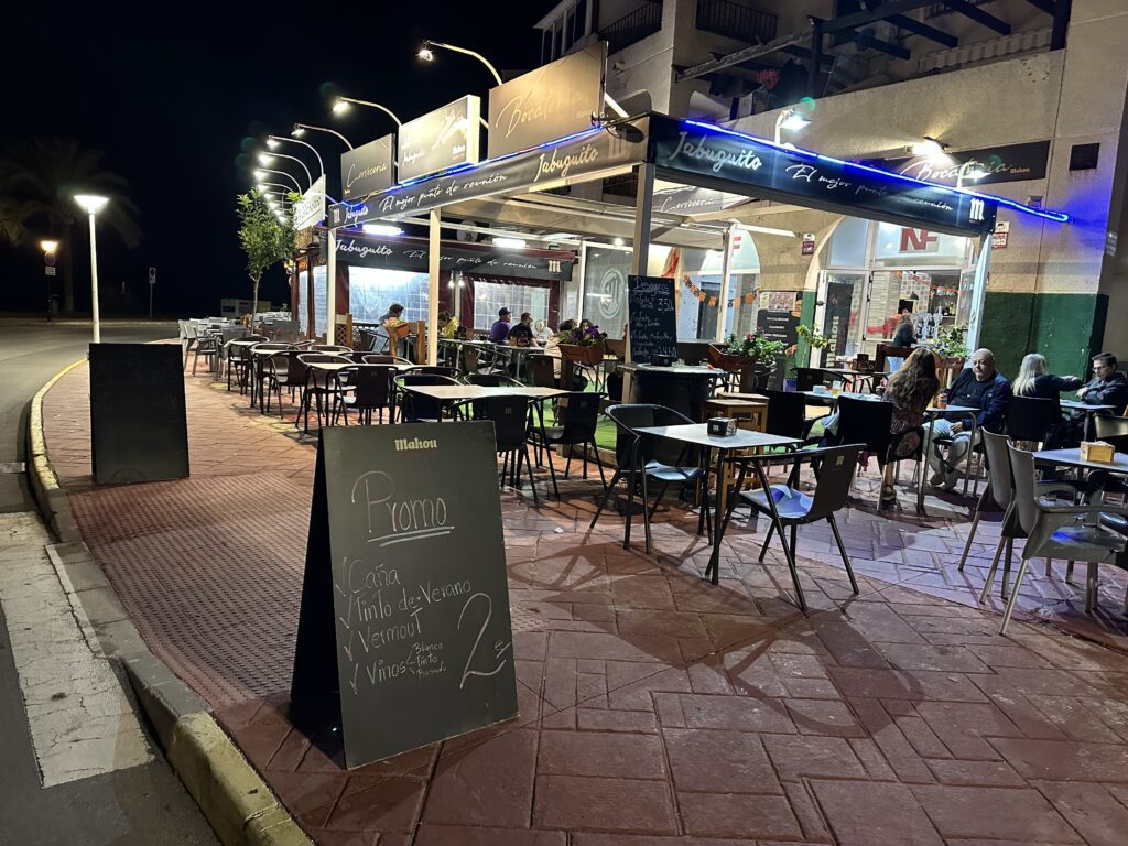 Pronájem apartmánu - podzim, prázdné restaurace